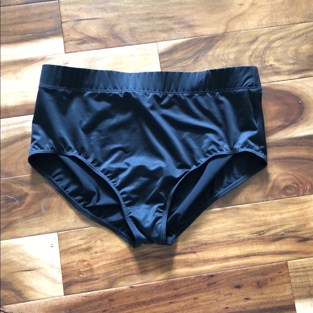 Black high waisted miraclesuit bikini bottoms ✌️